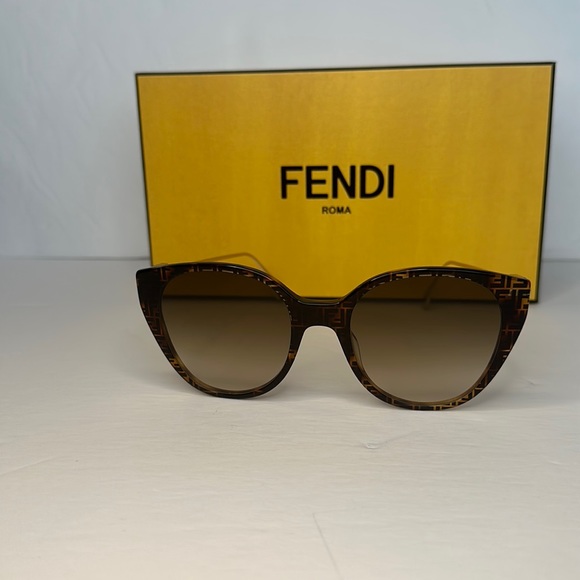 New Authentic 💯FENDI Brown Gradient Cat Eye Ladies Sunglasses FE40047I 55F 54 - Picture 3 of 12